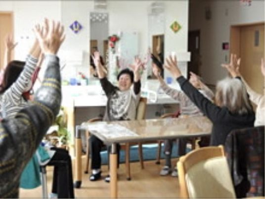 笑顔の高齢者運動時間