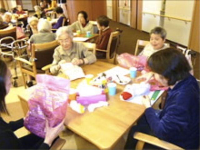 活動支援する居室 多目的室 多彩なプログラムを提供し、入居者の方々の楽しい時間を支えるやりがいのある職場です。