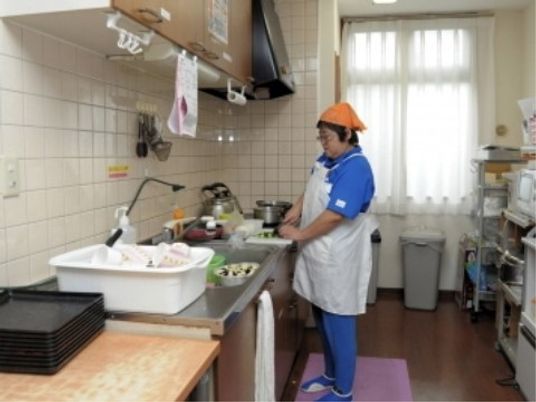 働く人のキッチンシーン