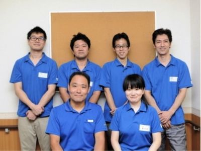 笑顔で迎えるスタッフチーム