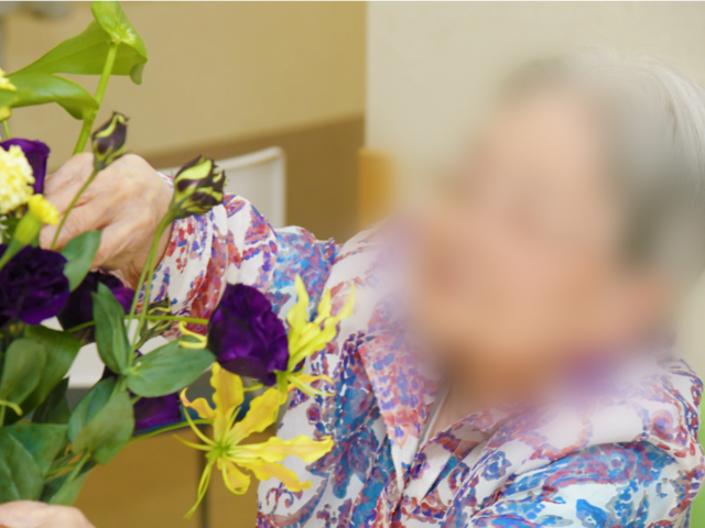 華やかなアレンジを楽しむ居室 居室 鮮やかな花々を楽しみながら、生き生きとした時間を過ごせます。快適な居心地を提供しています。