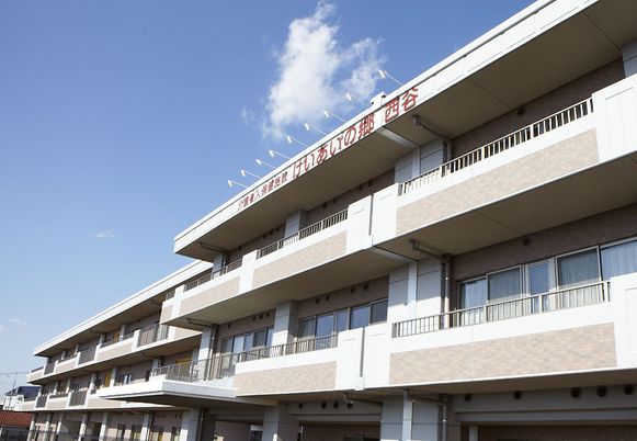 青空の下の建物外観