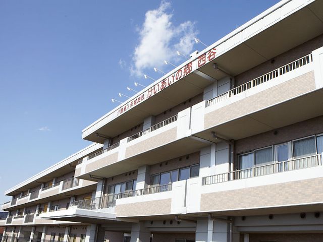 青空の下の建物外観 外観 広々としたバルコニーが特徴の建物です。青空に映える清潔感あるデザインが魅力です。
