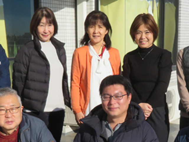 スタッフイメージ スタッフイメージ 和やかなスタッフたちの姿です。温かい雰囲気の職場で働く様子がうかがえます。