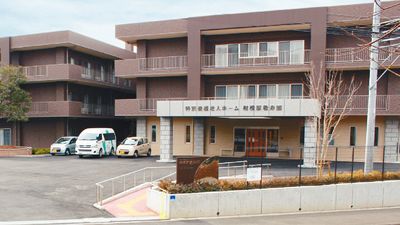 落ち着いた外観の建物