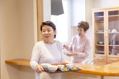 談笑するキッチン