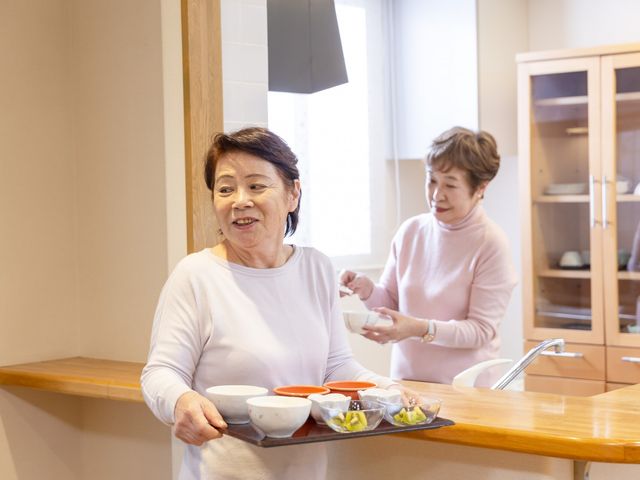 談笑するキッチン キッチン 明るいキッチンで、調理した料理を持つ楽しいひとときを感じられる場所です。