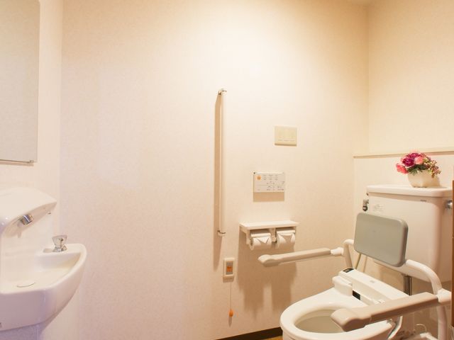 車椅子対応のトイレ空間 トイレ 手すり完備で安全なトイレです。ゆったりとした造りで、ケアを必要とする方々も快適にお使いいただけます。