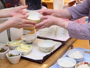 配膳の様子のテーブル