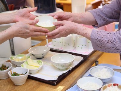 配膳の様子のテーブル