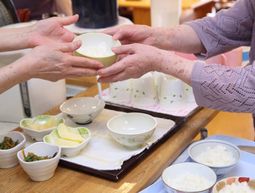 食事の受け渡しの様子