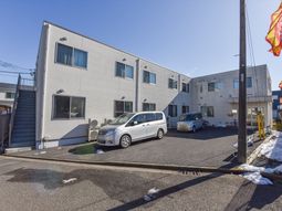 明るい日差しの駐車場