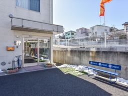 白壁の建物のエントランス