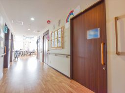 明るい廊下と居室入口