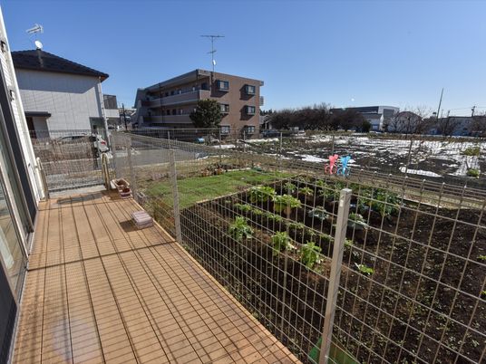 庭付き施設のベランダ