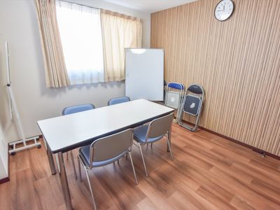 木目調の壁の会議室