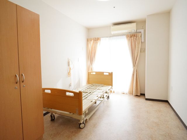 明るい居室の様子 居室 明るい窓辺と清潔な空間が確保された居室です。安心して快適な生活を送れる環境をご体感ください。