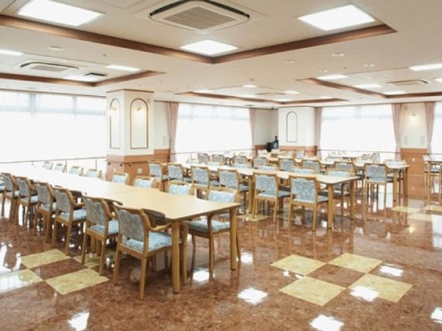 広々とした明るい食堂 レクリエーション 広々とした食堂は自然光が差し込み、明るく落ち着ける空間です。食事の時間も、居心地のよい雰囲気で過ごせます。