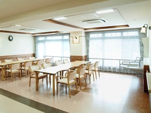 広々とした明るい食堂