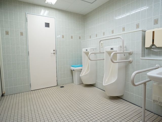 バリアフリートイレの様子 トイレ 手すり完備で安全に配慮した清潔なトイレです。利用者の快適さを優先した設計になっています。