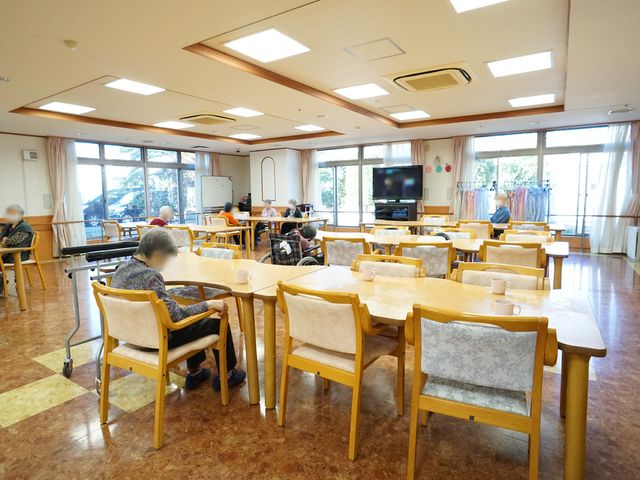 共有スペースの様子 食堂 木のテーブルが並ぶ温かみのある空間です。利用者が安らぎを感じる場となっております。