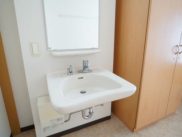 清潔な洗面台と鏡 居室 すっきりとしたデザインの洗面スペースです。快適な使い心地を大切にしています。