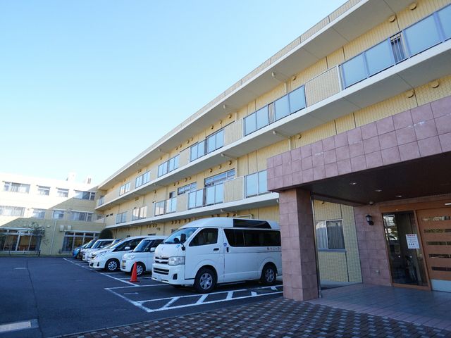 明るい施設のエントランス 外観 清潔感のあふれるエントランスが、訪れる皆様を暖かく迎えます。