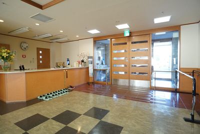受付と玄関が見えるエントランス