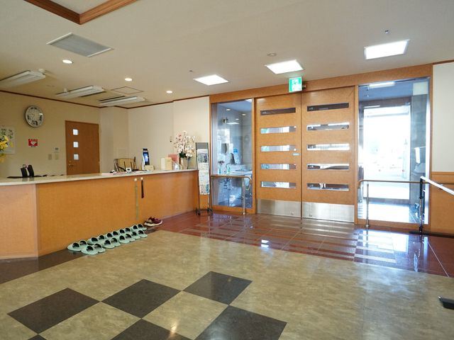 受付と玄関が見えるエントランス 玄関 明るく清潔感のあるエントランスです。入り口近くには落ち着いた雰囲気の受付があります。