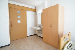 洋室と洗面台の空間