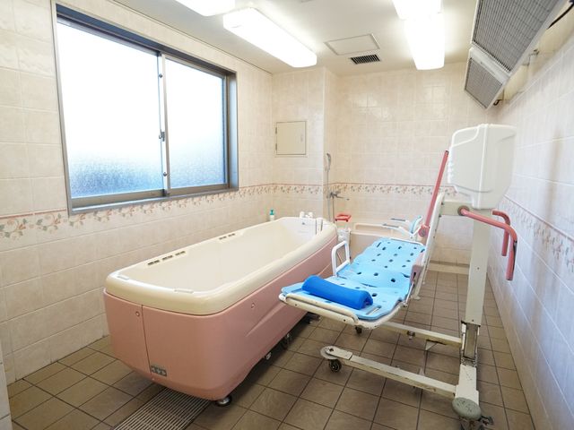 清潔感のある浴室空間 特殊浴槽 天井の高い、ゆったりとしたスペースに、使いやすい浴槽とシャワーベッドが整えられています。