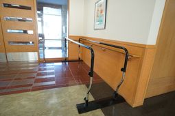 手すり付きエントランス廊下