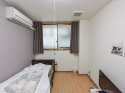 シンプルな居室の様子