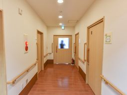 明るい廊下と部屋の扉