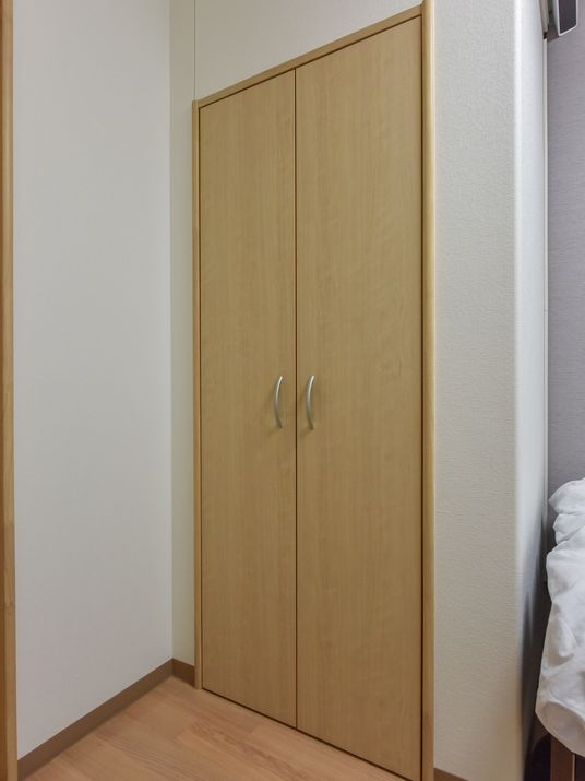 シンプルな木製のクローゼット