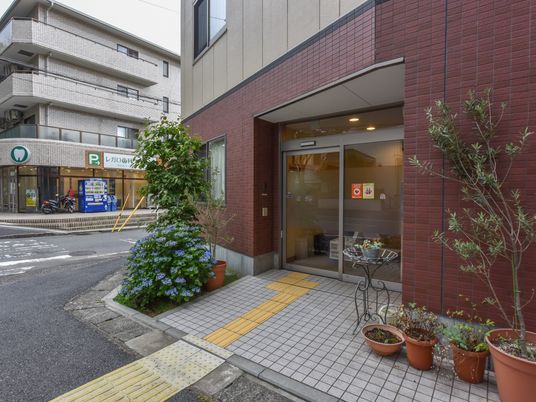入口と緑の植物