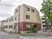 落ち着いた街の施設外観