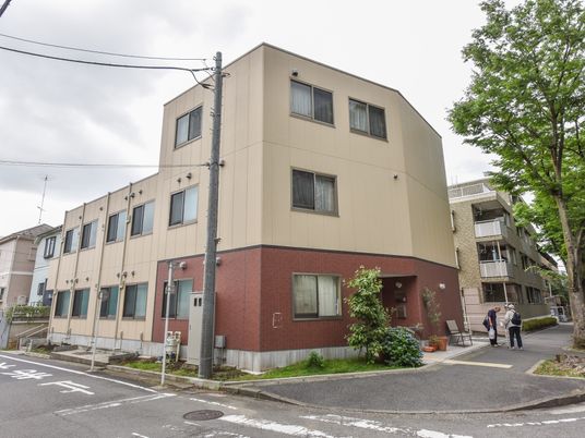 落ち着いた街の施設外観