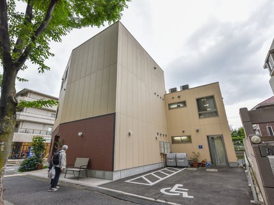 建物外観と訪問者