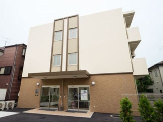 明るい外観の建物入口
