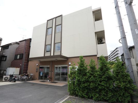 地上階建ての外観