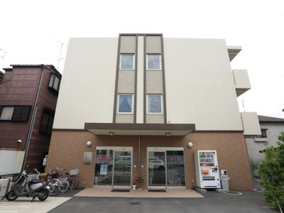 清潔感のある建物エントランス