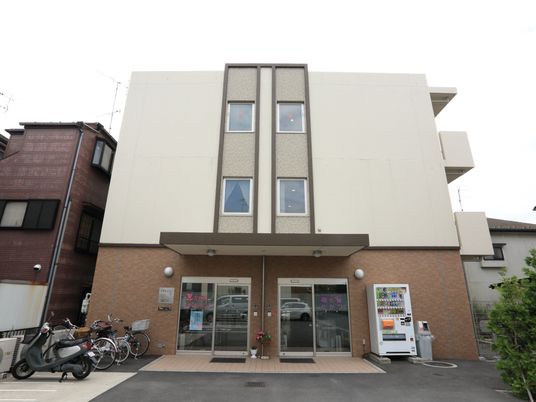 清潔感のある建物エントランス