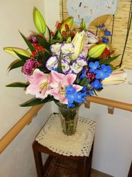 色とりどりの花の生け花