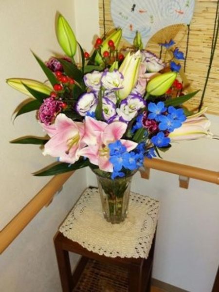 色とりどりの花の生け花