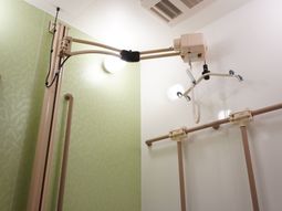 手すり付きの浴室設備