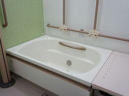 安全な手すり付き浴室