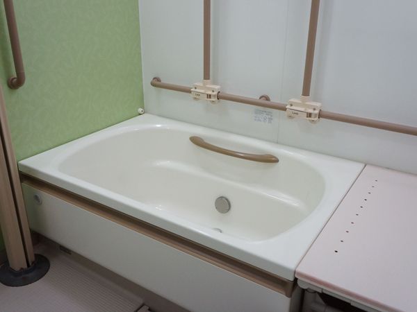 安全な手すり付き浴室