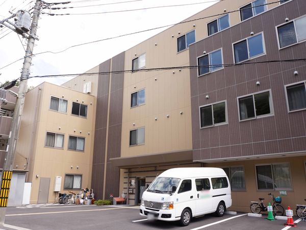 多階建ての建物正面