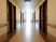 広々とした温かみの廊下